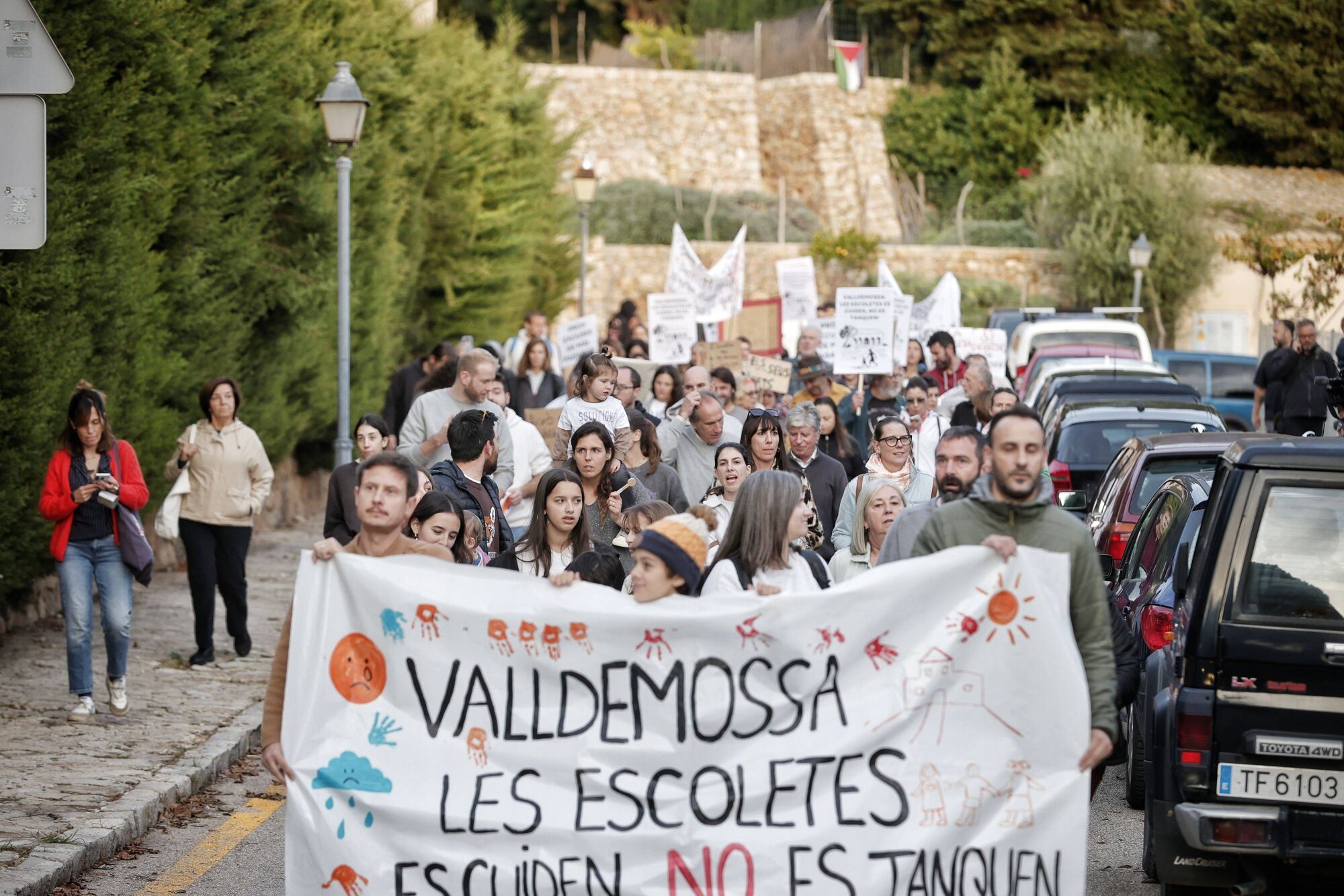 Más de 200 vecinos se manifiestan en Valldemossa contra el cierre de la &#039;escoleta&#039; municipal
