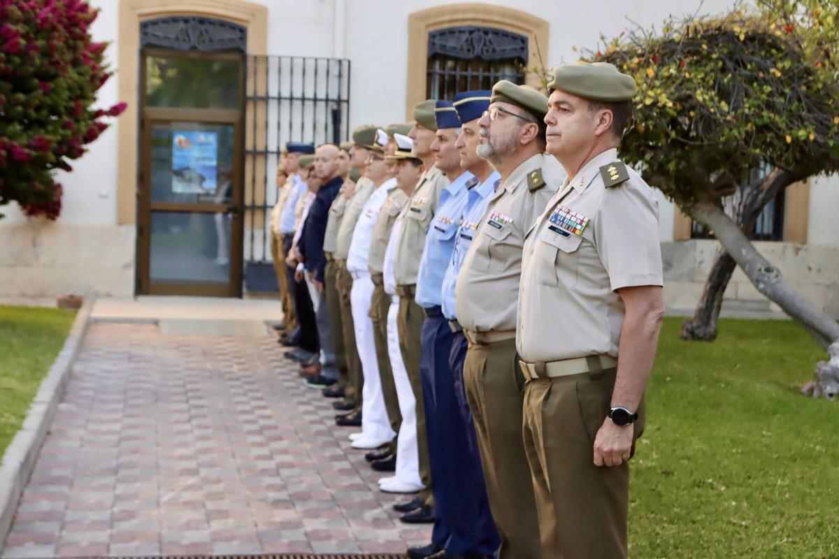 Acto de entrega de diplomas a los tres estudiantes de Secundaria finalistas de la edición valenciana de la 13º concurso Carta a un militar español, con izado de bandera en la Delegación de Defensa y visita guiada al Museo Histórico Militar de València.