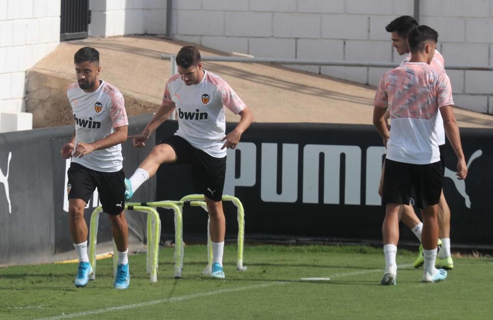 Anil Murthy, atento al entrenamiento del Valencia