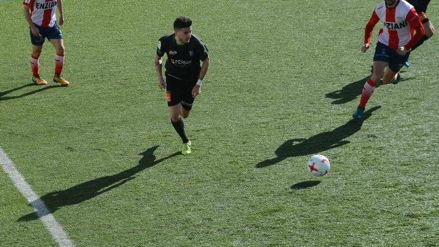 Mauro y Jonás flanquean a un futbolista del Barbadás en un duelo anterior. // Gonzalo Núñez