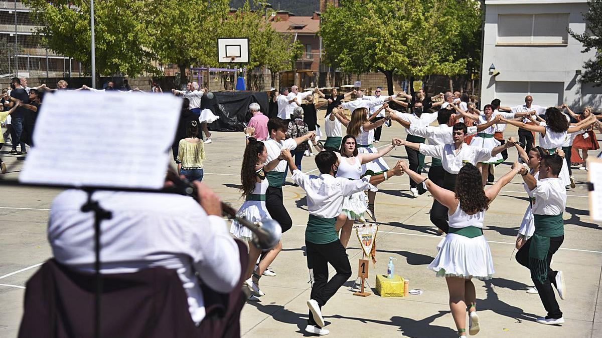 Algunes de les colles participants en el concurs, ahir a l’escola Doctor Ferrer d’Artés | MIREIA ARSO