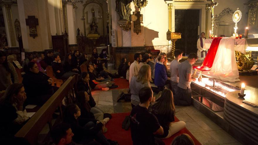 Jóvenes valencianos regalan velas en la calle e invitan a los viandantes a rezar