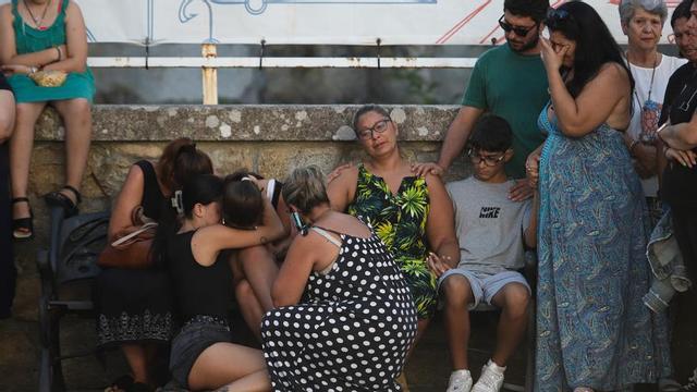Familiares, vecinos y amigos de uno de los tripulantes fallecidos del ‘Argos Georgia’.