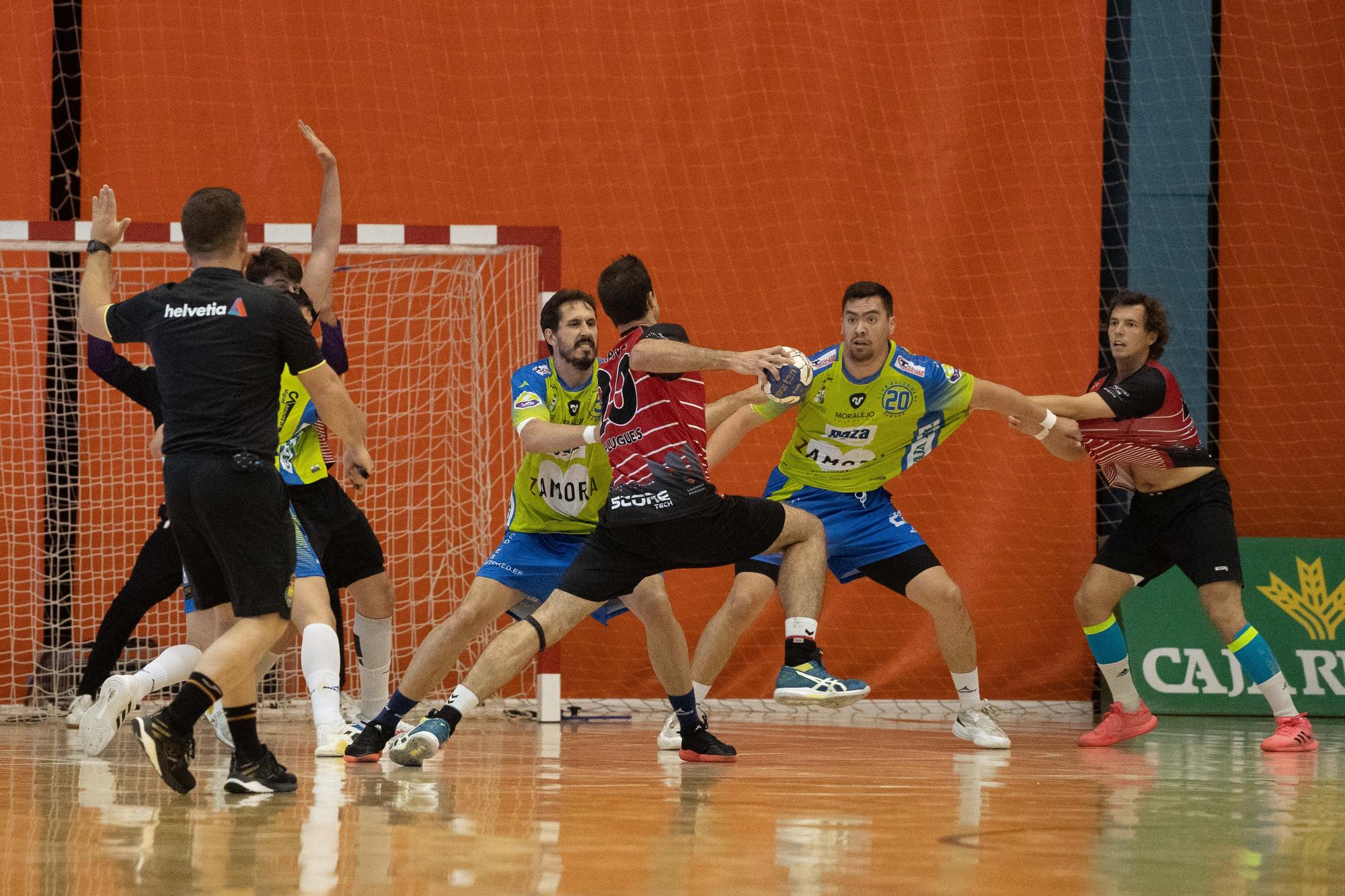 GALERÍA | El Balonmano Zamora Enamora logra la permanencia en el Ángel Nieto