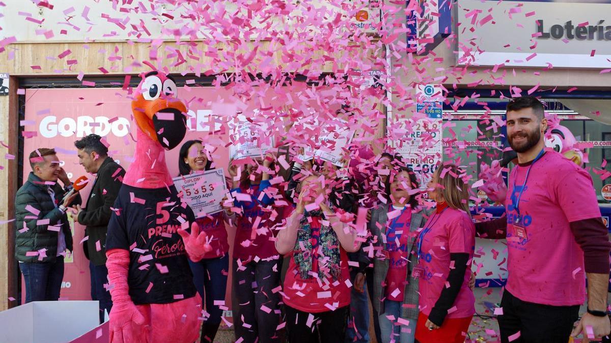 El Perolo, celebrando uno de los muchos premios que han repartido en los últimos años