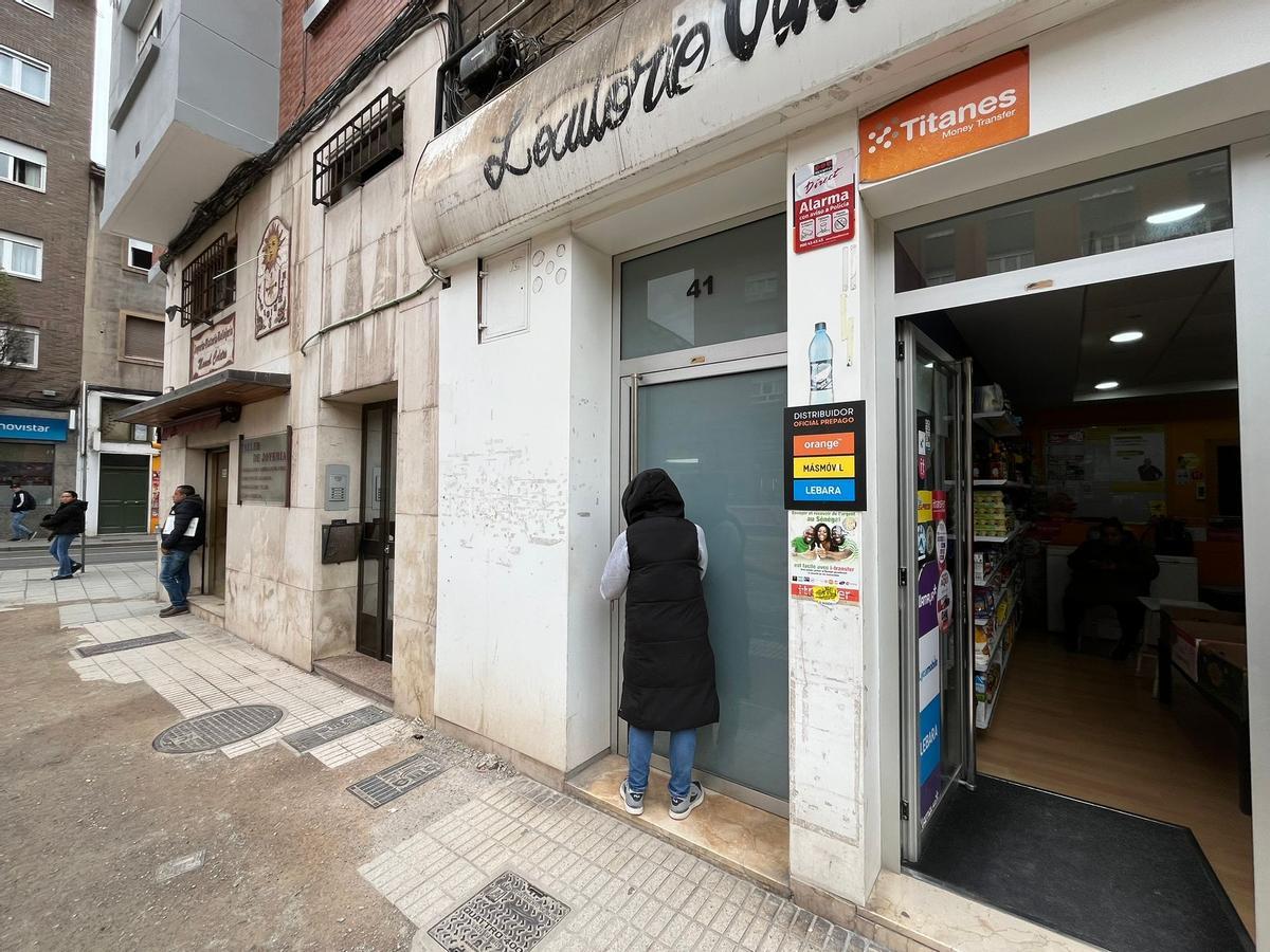 Susana Larralde, de espaldas, accediendo al edificio.