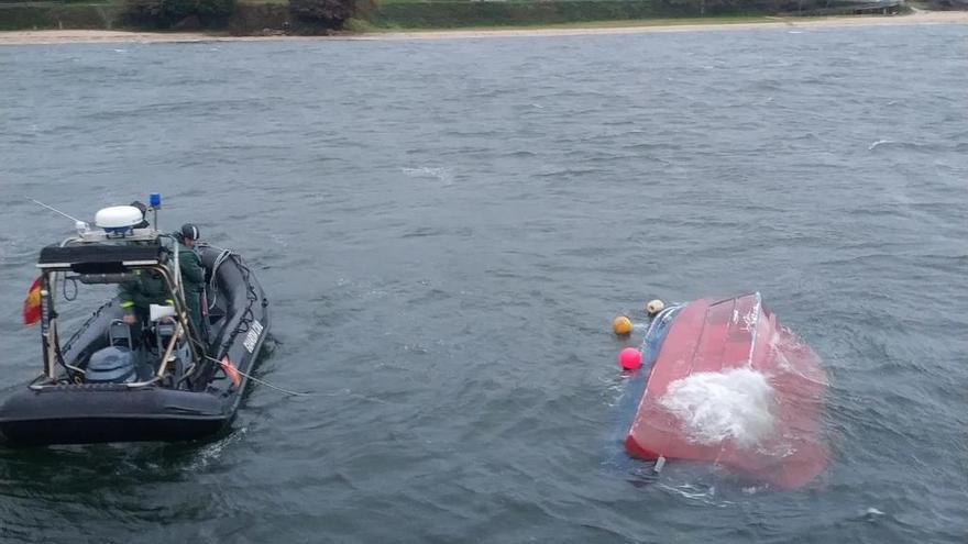 Rescatan al único tripulante de una embarcación volcada en la ría de Ferrol
