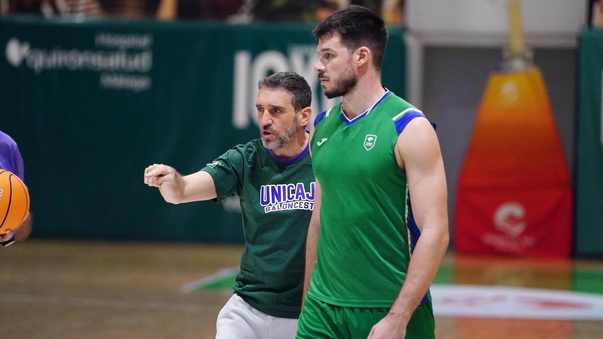Ibon Navarro da indicaciones a Jonathan Barreiro en un entrenamiento en Los Guindos.
