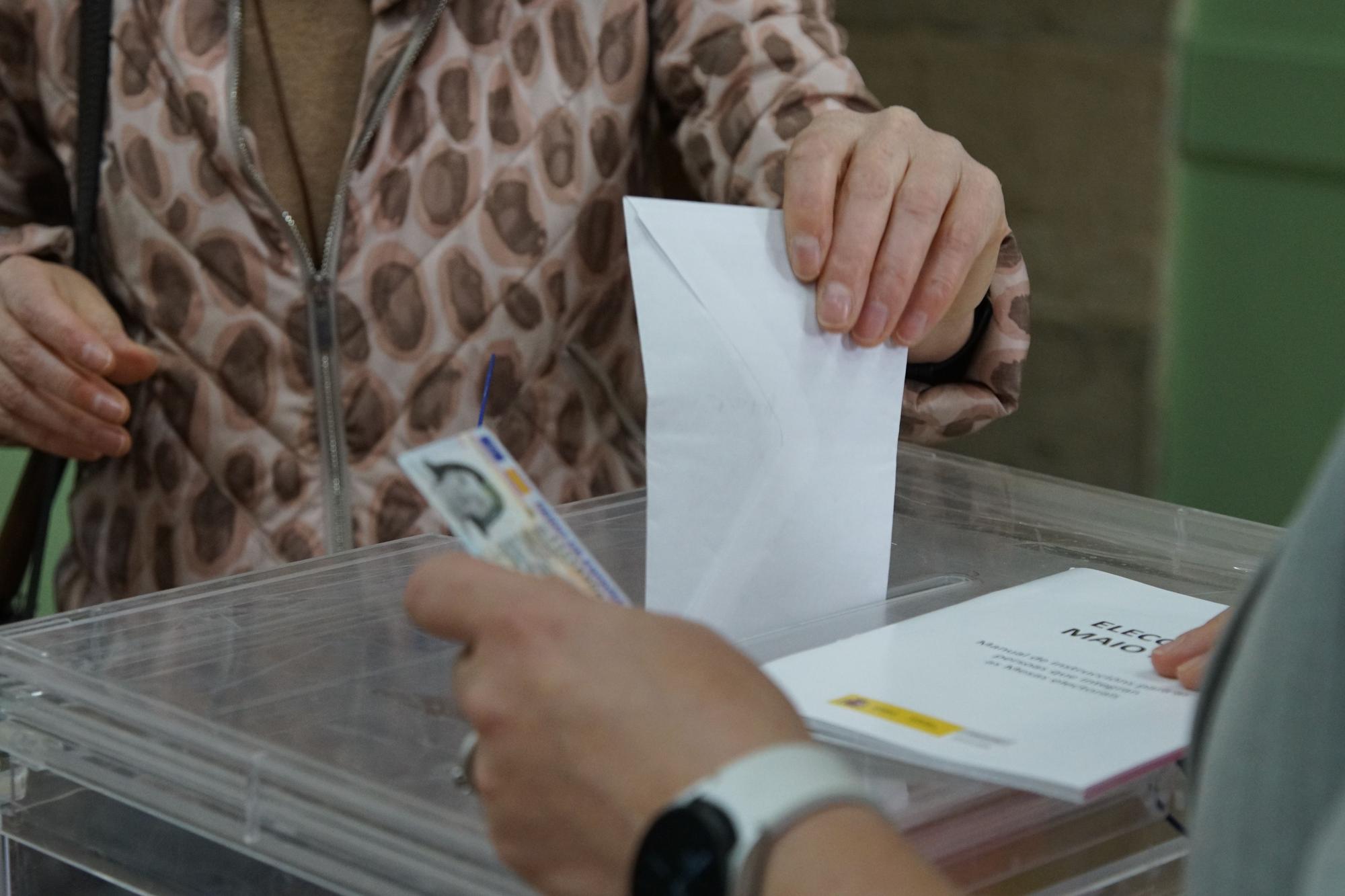 Detalle de la mano de una señora votando en el Instituto Rosalía de Castro