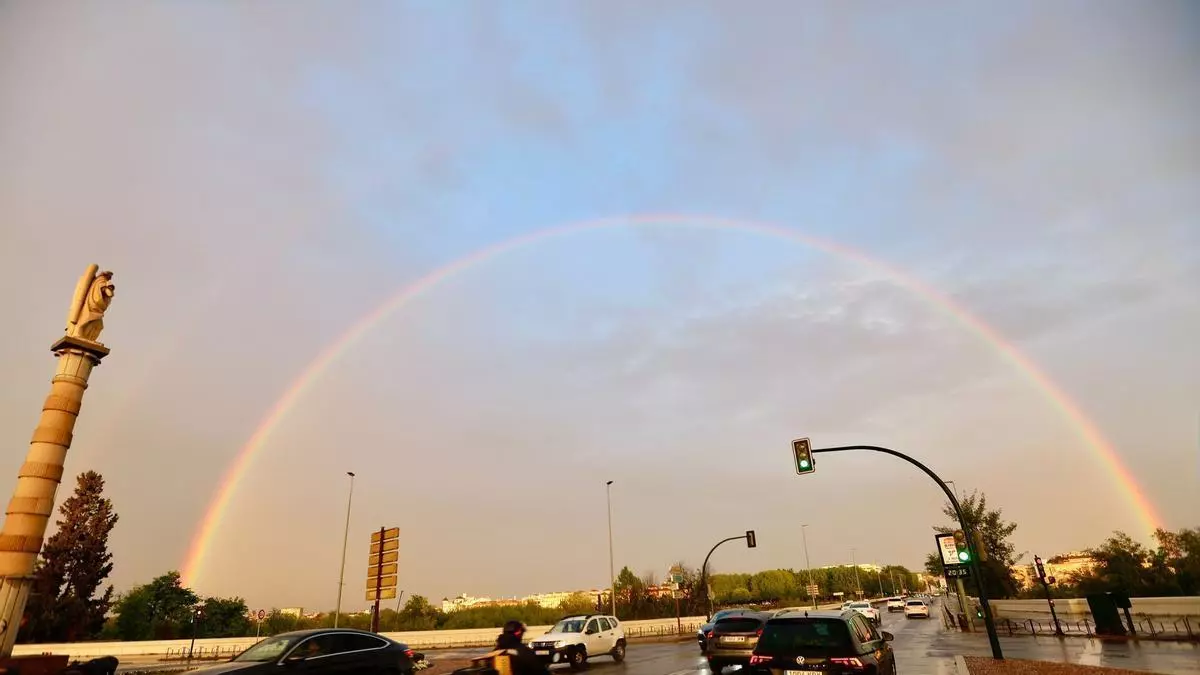 La lluvia refleja un doble arcoíris en Córdoba