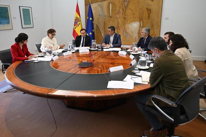 HANTAVIRUS | El Gobierno incluye ahora a Canarias en la coordinación de la  emergencia por el crucero tras el choque con Clavijo