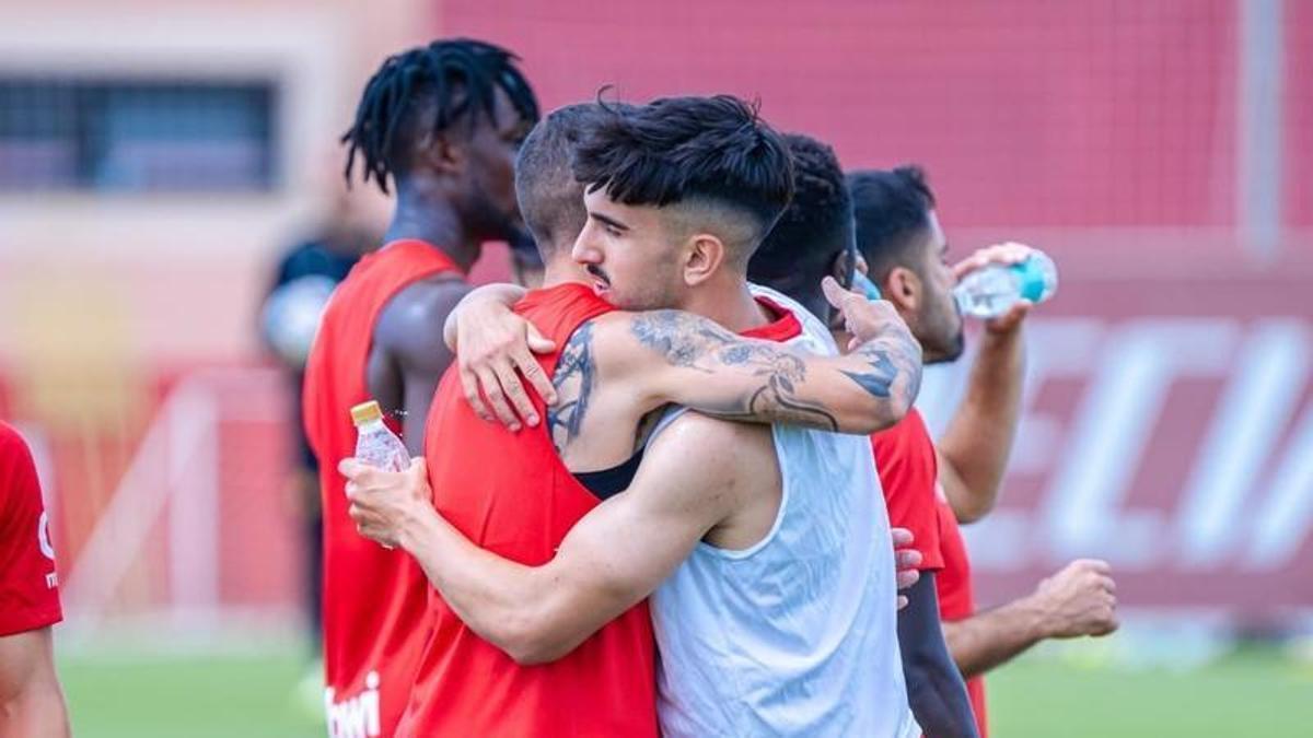 Morlanes se abraza con Dani Rodríguez durante un entrenamiento en Son Bibiloni.