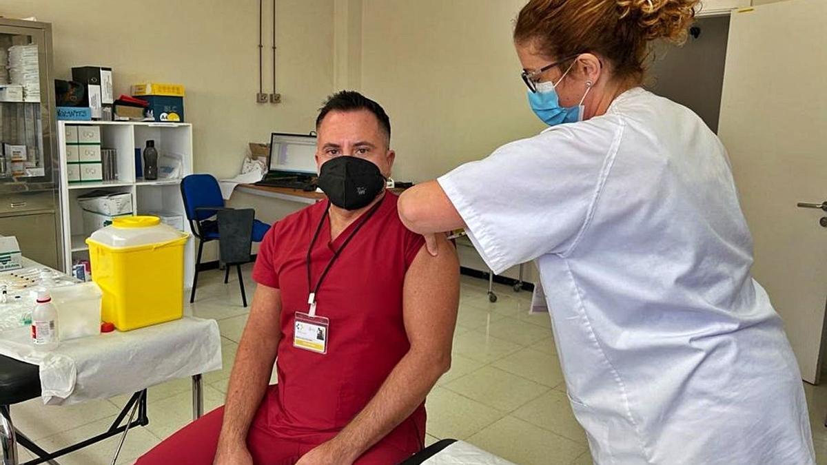 Campaña de vacunación del personal sanitario en Canarias.