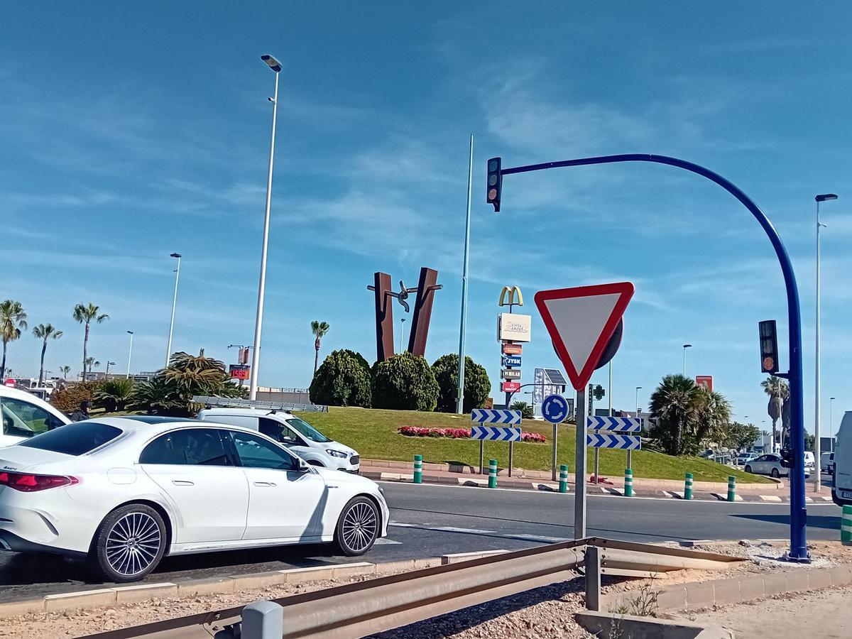 La glorieta de Punta Prima de la N-332 en Torrevieja ya tiene los semáforos inteligentes, aunque de momento solo en ámbar