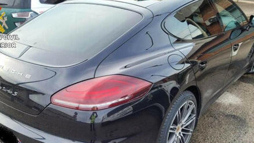 El porsche robat que duia la dona detingut a la Jonquera, el 15 de febrer del 2021