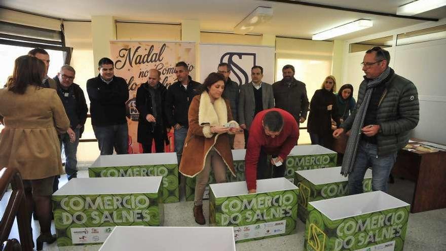 Un momento del sorteo celebrado ayer en la nueva sede del Consorcio de Comercio de O Salnés. // I. A.