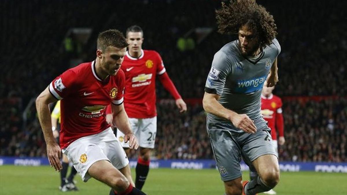 Carrick, ante Coloccini en el ManUnited-Newcastle del Boxing Day de 2014, que reunió a más de 75.000 espectadores en Old Trafford