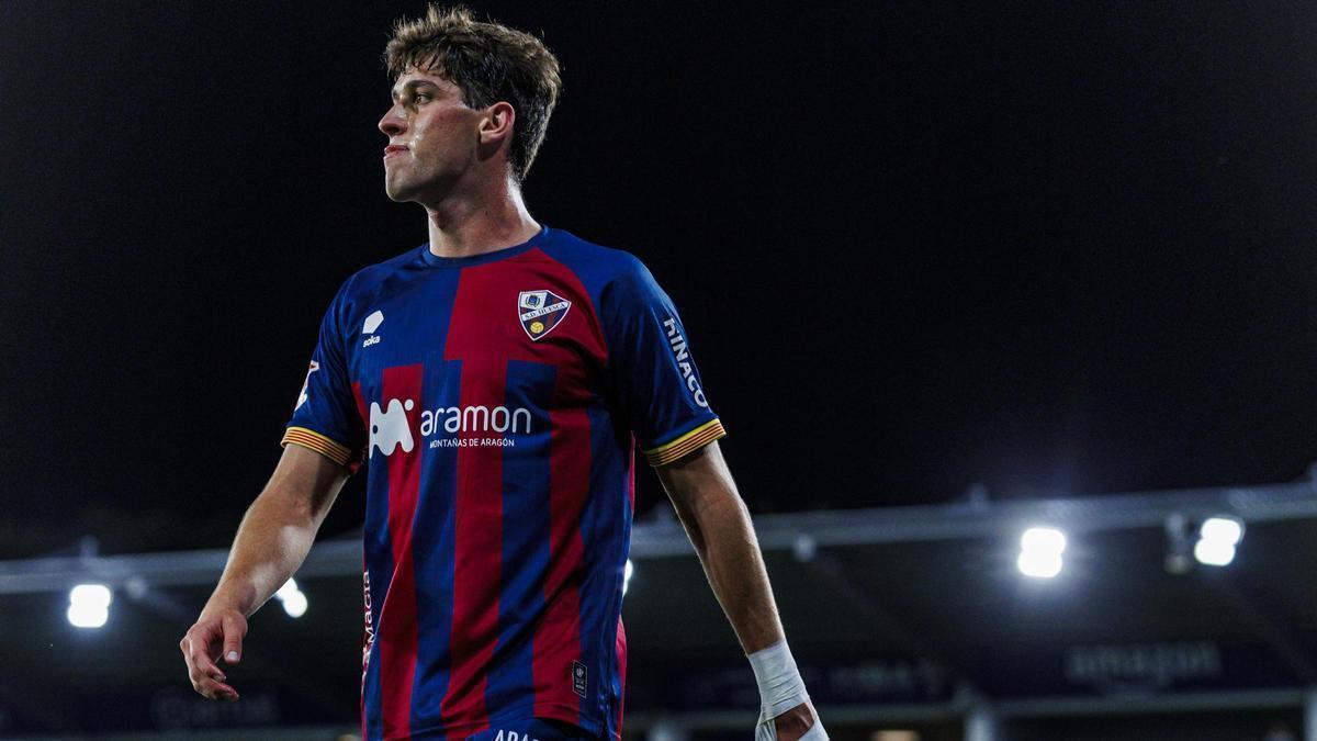 Enol Rodríguez, durante un partido con el Huesca en la 2025-2026.