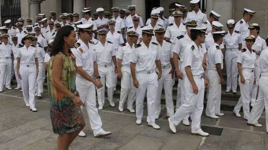 La alcaldesa, con los alumnos que recibirán el despacho el próximo lunes. // S.A.