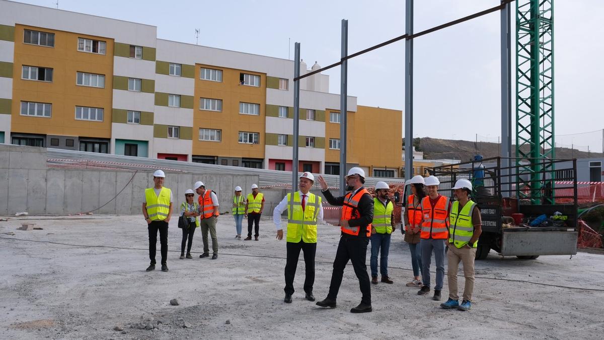 Imagen de la visita a las obras del nuevo polideportivo de Jinámar, que tuvo lugar este miércoles en Las Palmas de Gran Canaria.