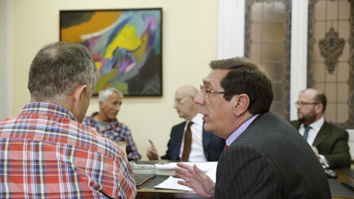 El presidente del Tribunal Administrativo del Deporte, Enrique Arnaldo conversa con Fernando Corral