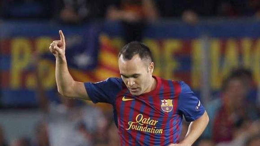 Iniesta celebra el gol que marcó ante el Viktoria Plzen. / albert olivé / efe