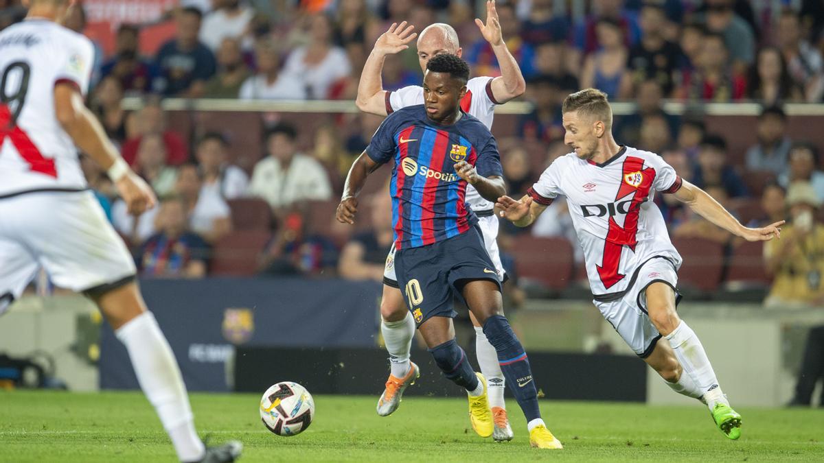 Ansu Fati encarando a la defensa rival durante el primer partido de liga 2022-23 contra el Rayo Vallecano