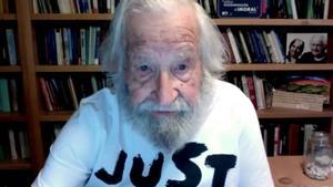 Noam Chomsky, un intel·lectual indignat amb barba de molsa blanca
