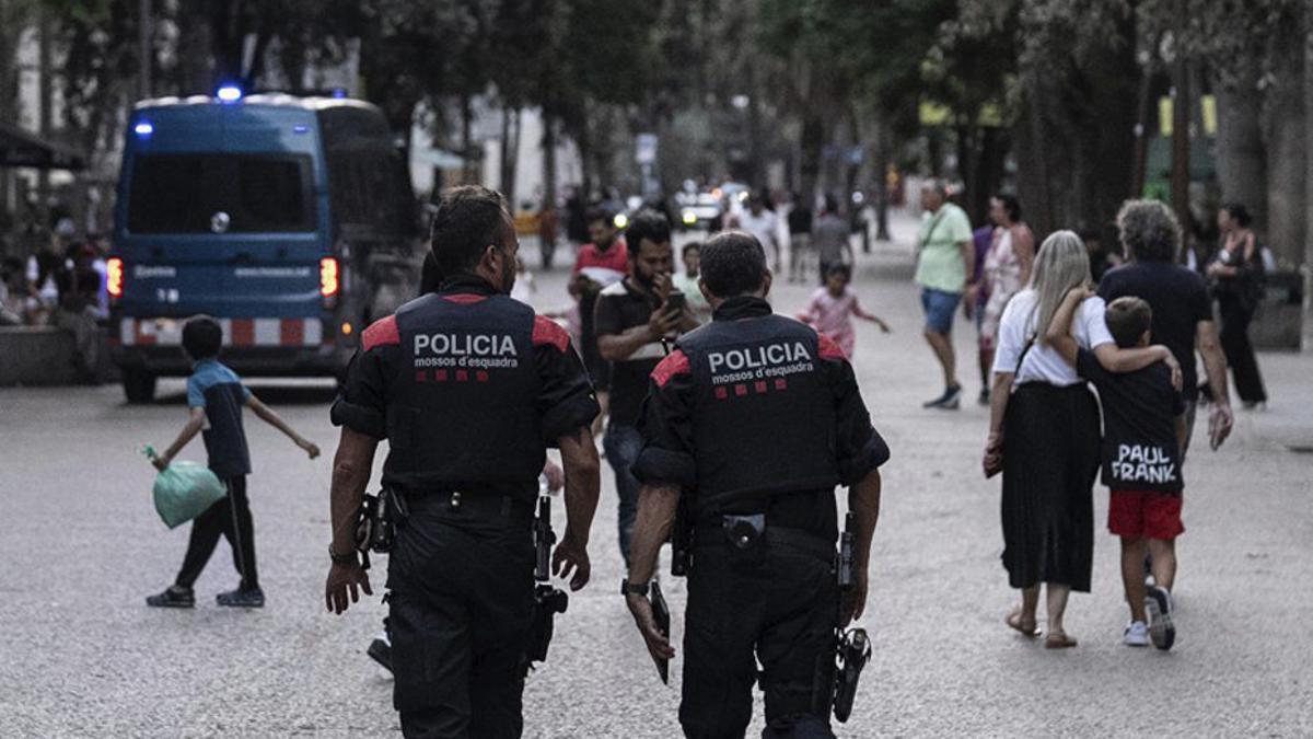 Dos mossos a la rambla del Raval, a Barcelona. | ZOWY VOETEN