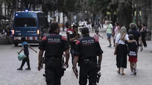 Dos mossos a la rambla del Raval, a Barcelona. | ZOWY VOETEN