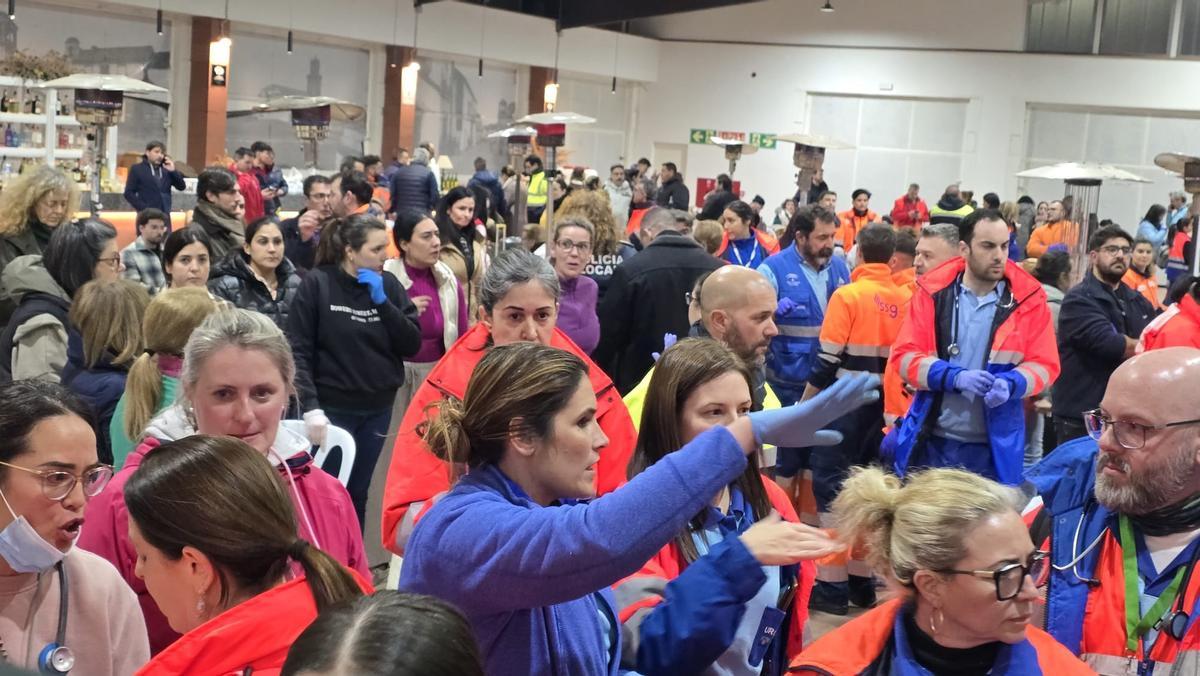 Voluntarios y personal sanitario, el día del accidente ferroviario en la Caseta Municipal de Adamuz.