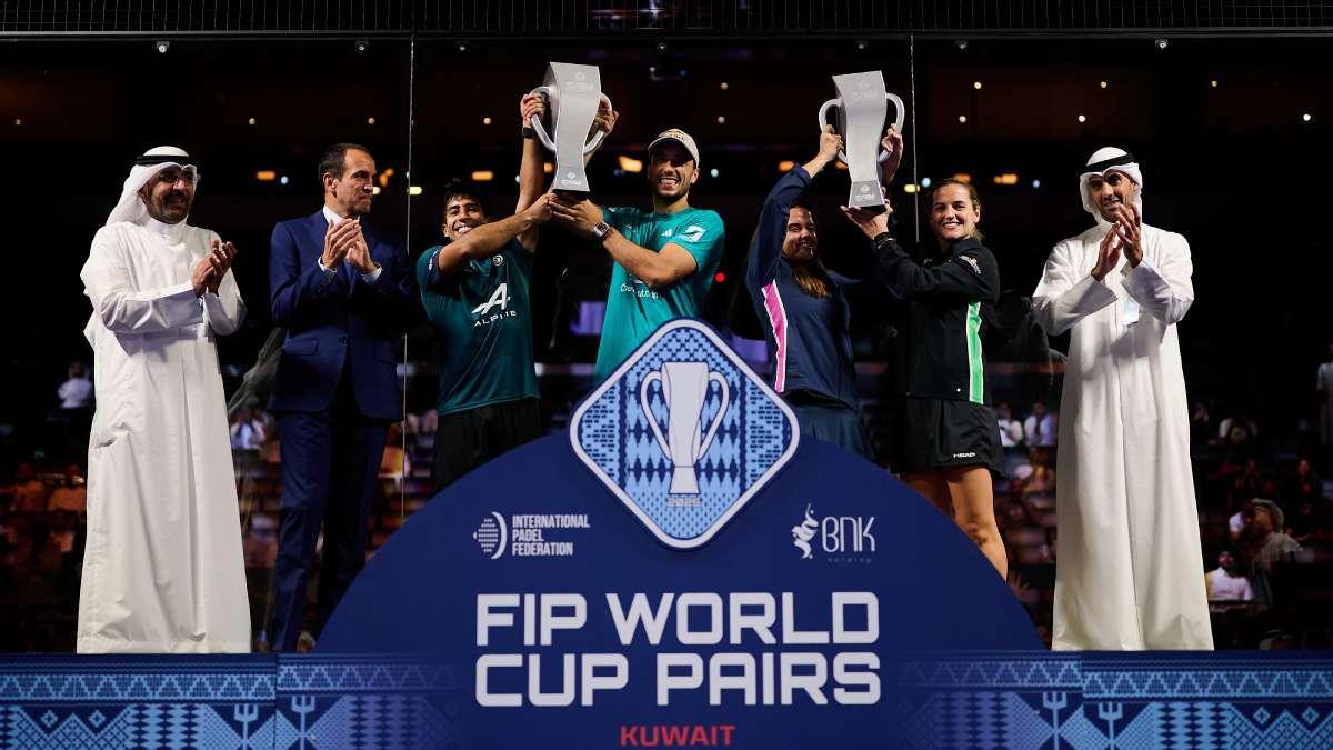 Los campeones del Mundial de Kuwait con sus trofeos