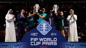 Los campeones del Mundial de Kuwait con sus trofeos