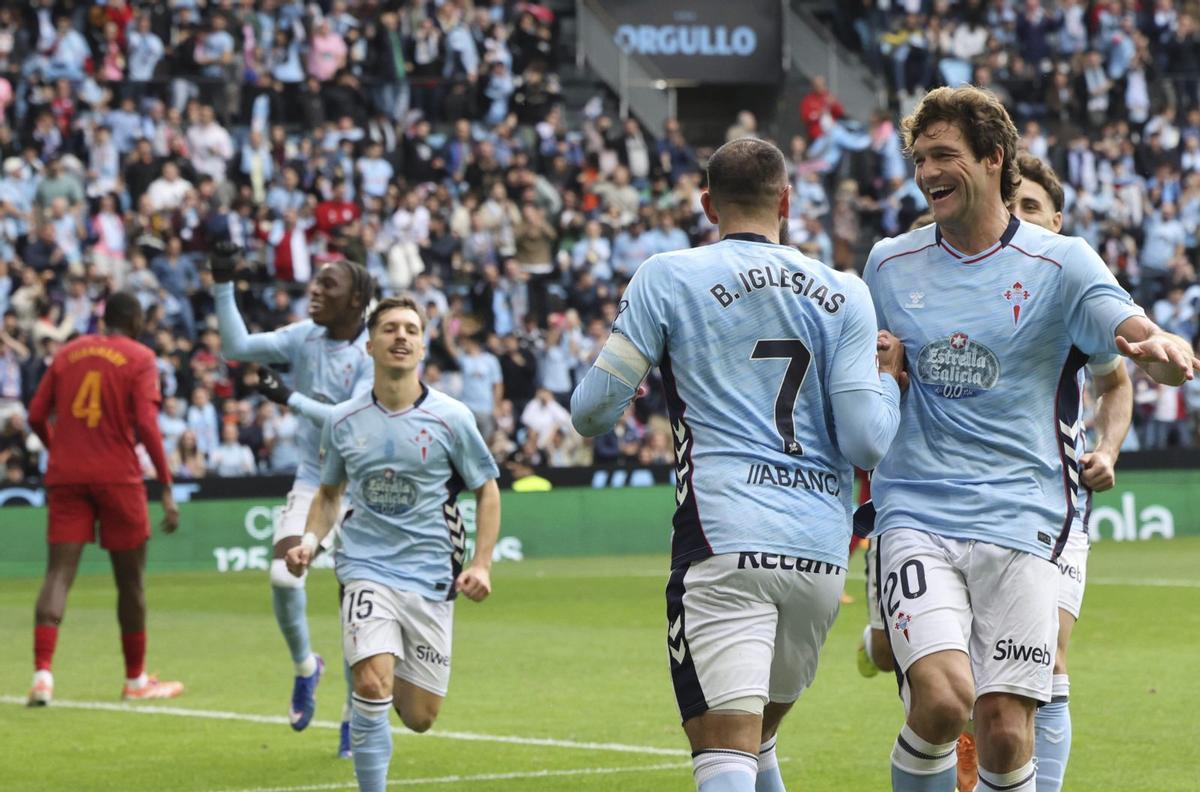 Marcos Alonso felicita a Borja Iglesias trasmarcar ante el Valencia