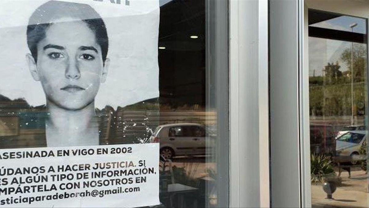 Un cartel pidiendo justicia con el rostro de la joven Déborah.