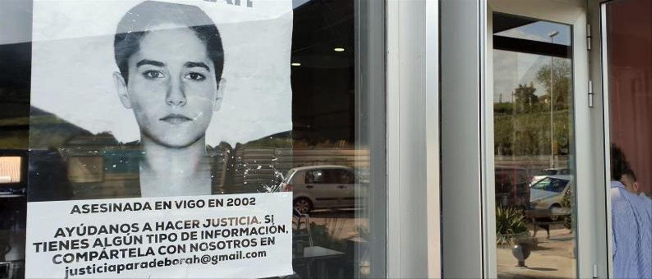 Un cartel pidiendo justicia con el rostro de la joven Déborah.