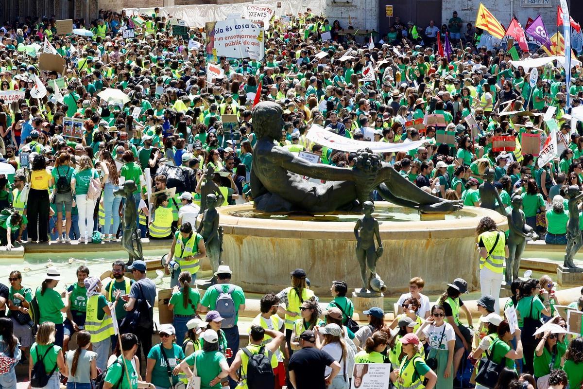 Así ha sido la marcha "histórica" de los profesores en València el día de la huelga