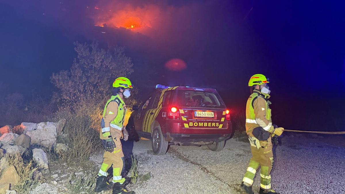 Bomberos del Consorcio Provincial, durante los trabajos en la noche