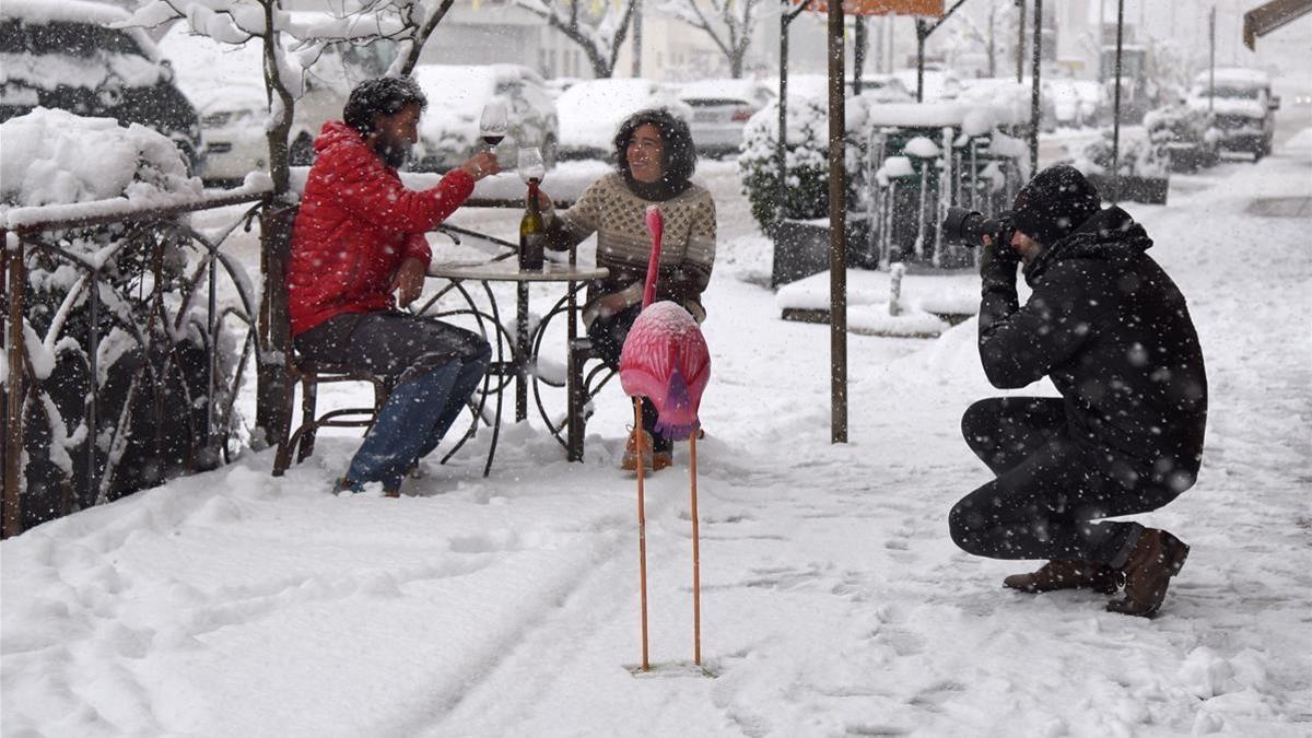 Vecinos del municipio de Sort, en Lleida, disfruntando de la nieve.