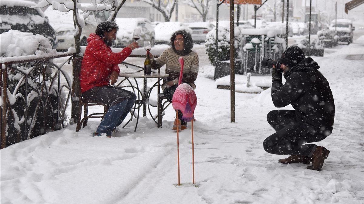 Uns veïns del municipi de Sort disfruten de la neu.