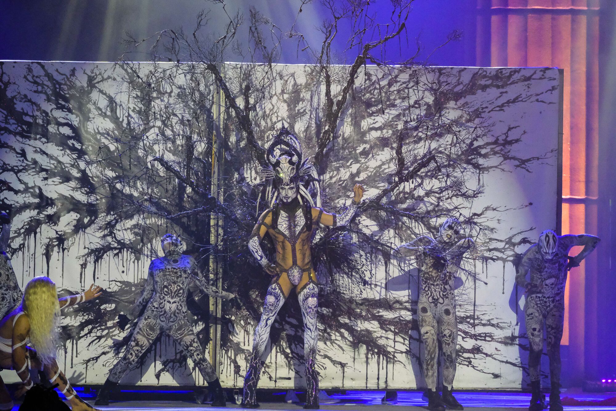 4. Drag Gio (Julio Castellano Rodríguez) Con el patrocinio de Farándula y Klinica Beach y con un diseño de High Heels Performance y el drag presenta el espectáculo Si lo vas a hacer, ¡hazlo épico!