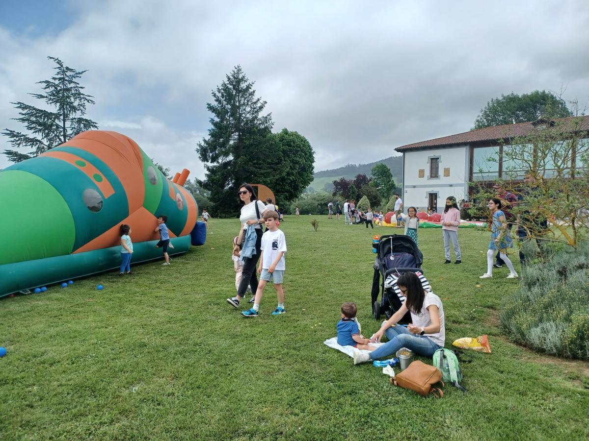 Llenazo en Lugo de Llanera: la jornada en familia desborda las previsiones