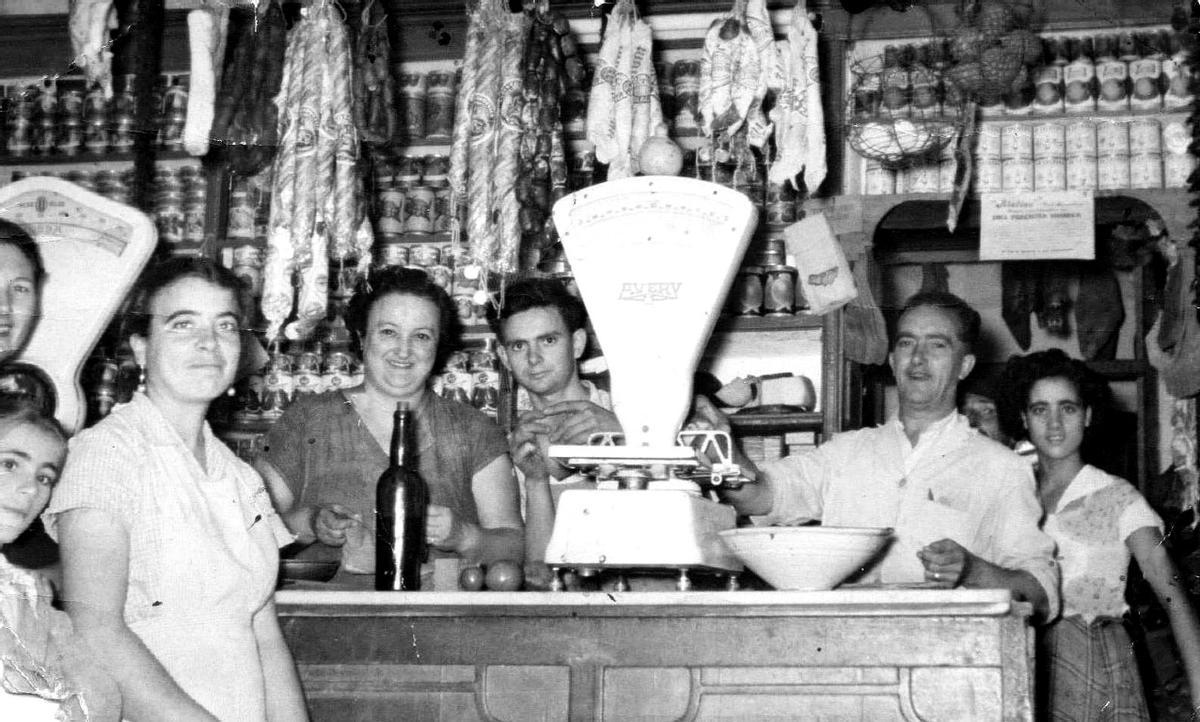 Tienda de Juan José Delgado y Victorita Rodríguez, en calle Real, 1960.