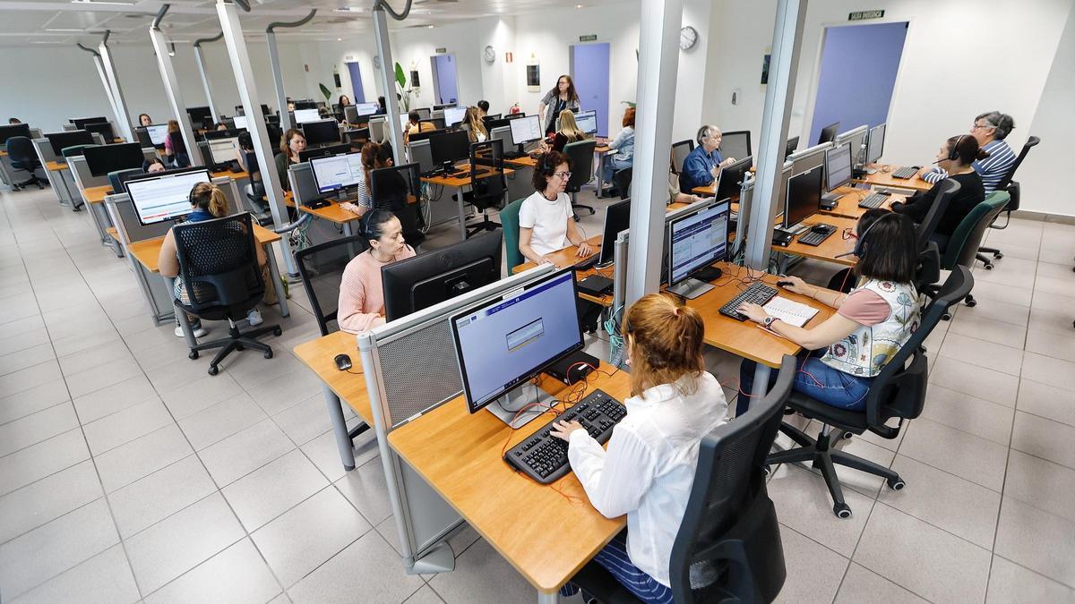 Trabajadores de la sala operativa del 012, uno de los servicios afectados por el apagón del 28 de abril.
