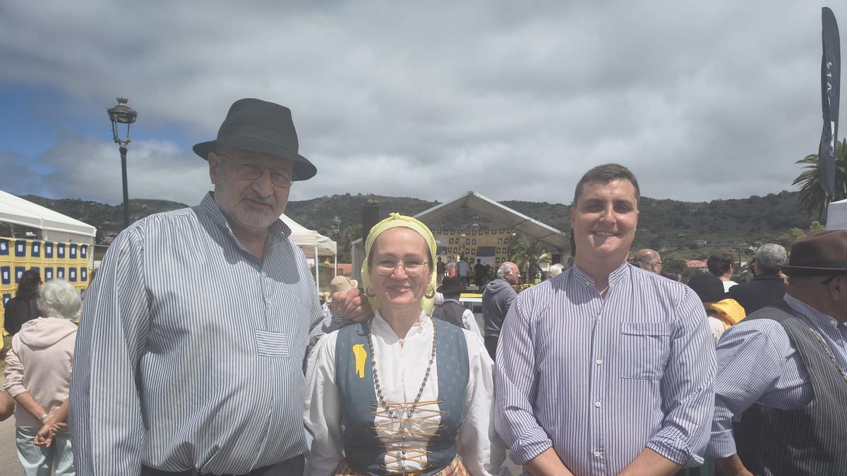 De izquierda a derecha, el alcalde de Santa Brígida, José Armengol, la concejal de Desarrollo Rural, Carmen Juez, y el concejal de Educación, Adrián García