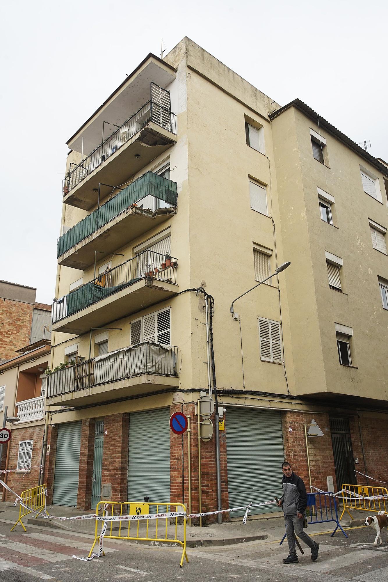 Es desprenen parts de dos balcons d'un bloc de pisos de Salt