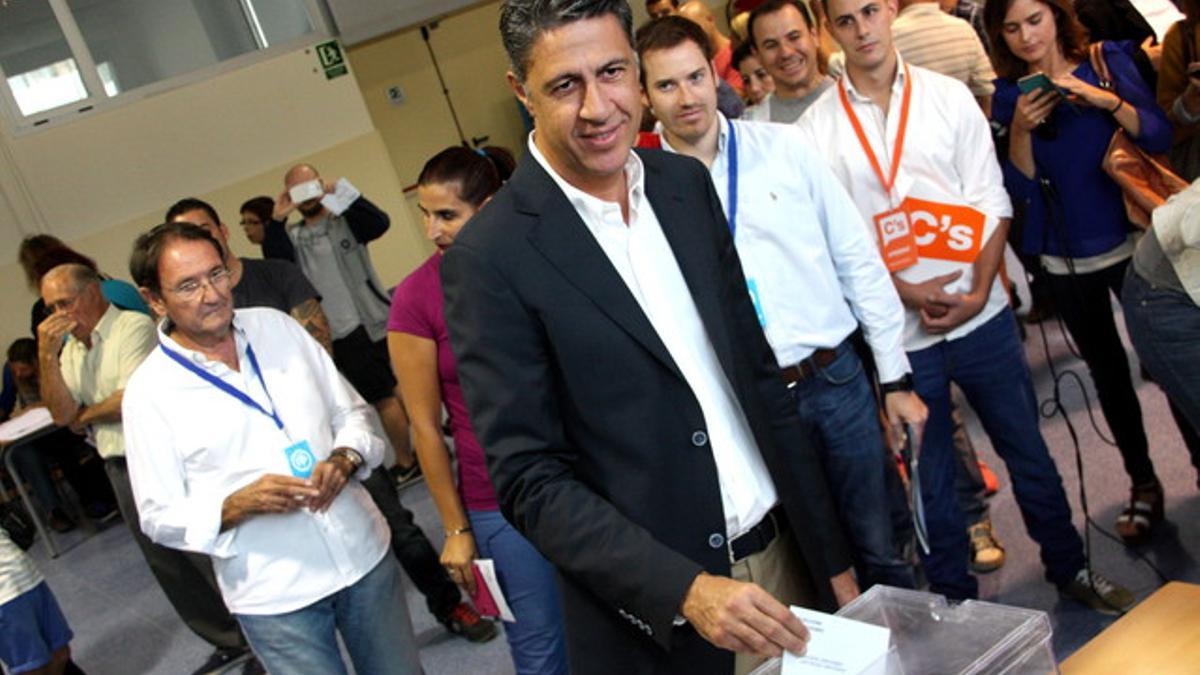 Xavier García Albiol, candidato del PP, en el momento de votar, en Badalona.