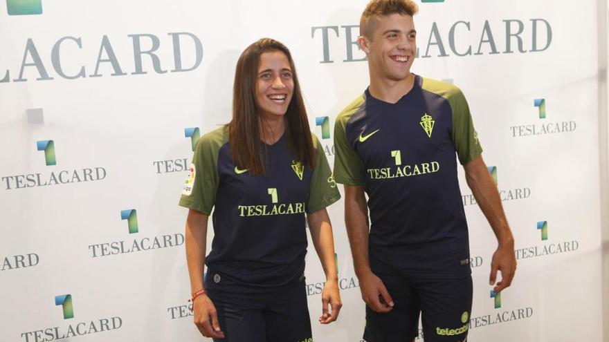 Nacho Méndez, junto a María Yenes, en la presentación de la tercera equipación, que será utilizada mañana en Vallecas.