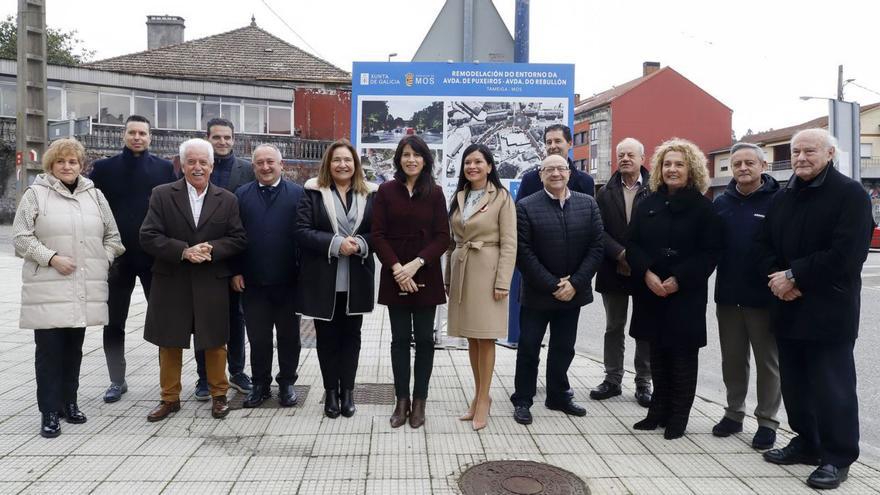En el centro, Allegue y Arévalo, ayer, en la firma del convenio en la avenida de Puxeiros.