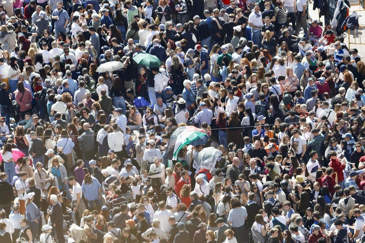 El centro de València se llenó para la mascletà.